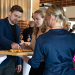 Niklas Sundström nauttii juhlatunnelmasta vieraat 8563 1030x687