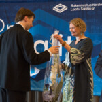 Anne Rahikainen ojentaa juhlakukkia Juuso Järviölle vieraat 8806 1030x802