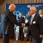 Jaakko Tuominen ojentaa palkinnon Johannes Simolalle vieraat 8826 1030x739